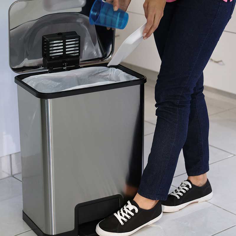 https://www.unoclean.com/Janitorial-Supplies/HLS-Additional-Images/HLS13SS-13-gallon-step-trash-can-airstep-technology-2.jpg